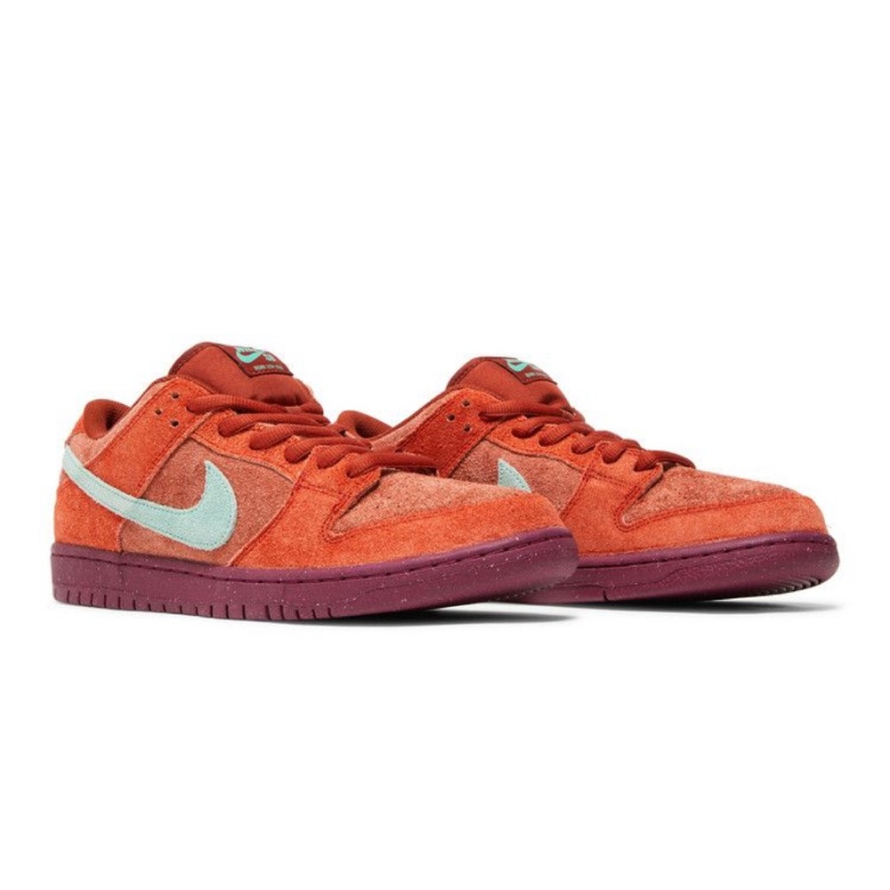2023
Dunk Low SB 'Mystic Red'  NWT and box